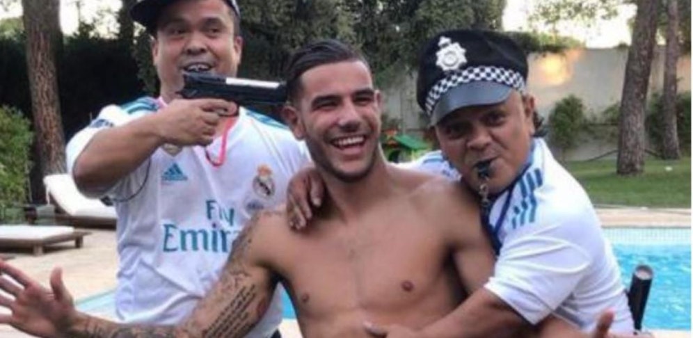 Theo Hernandez mit der Pistole an der Schläfe