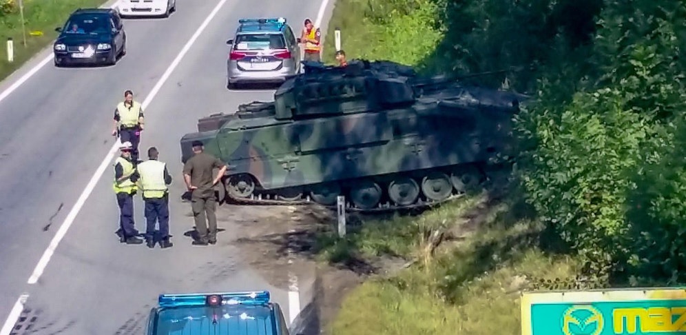 Ein Bundesheer-Panzer fuhr in einen Straßengraben. 