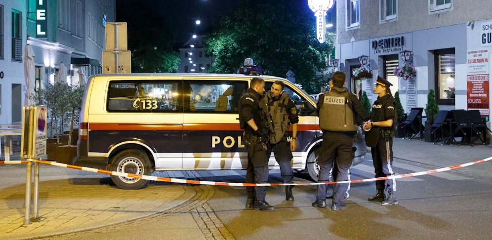 Die Beamten brachten auch die Enkel des Verdächtigen in Sicherheit.