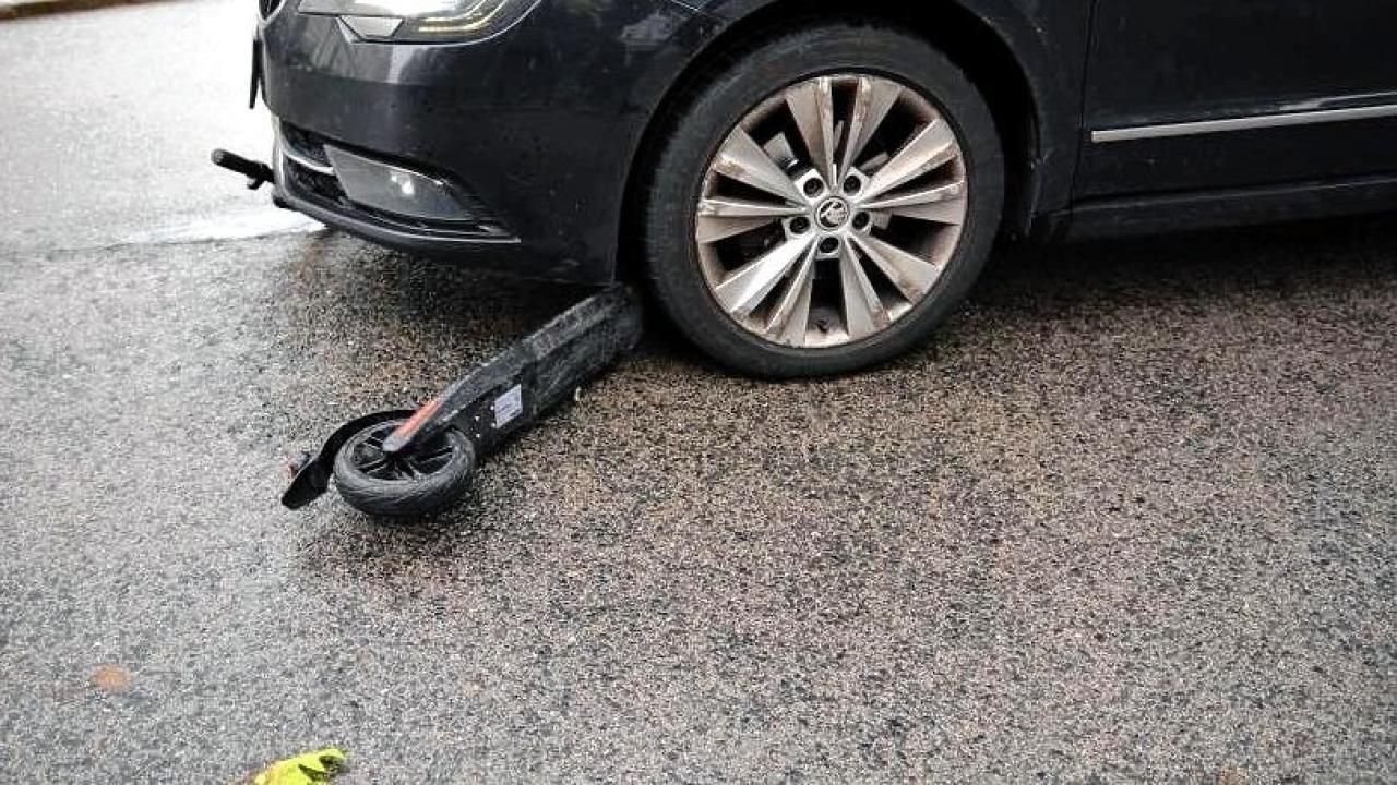 Der E-Scooter-Lenker kollidierte mit einem Auto und erlitt dabei tödliche Verletzungen.