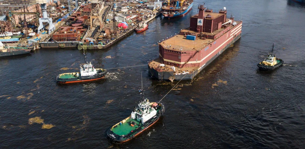 Die "Akademik Lomonosv" reiste bereits von St. Petersburg nach Murmansk.