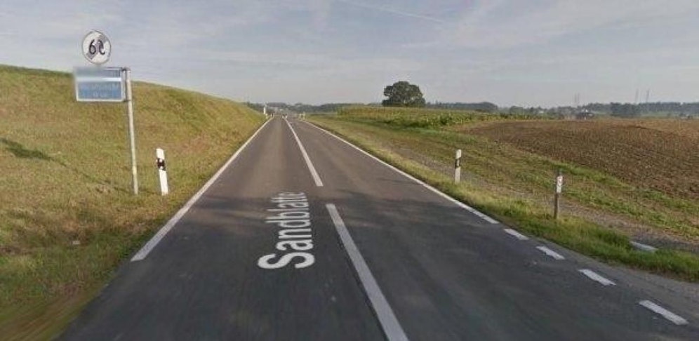 Zum waghalsigen Überholmanöver kam es zwischen Rothenburg und Hildisrieden. Eine Autofahrerin wollte dabei eine Gruppe von drei Fahrzeugen überholen, als ein Auto entgegenkam. Dessen Fahrer wich reflexartig ins Wiesland aus.