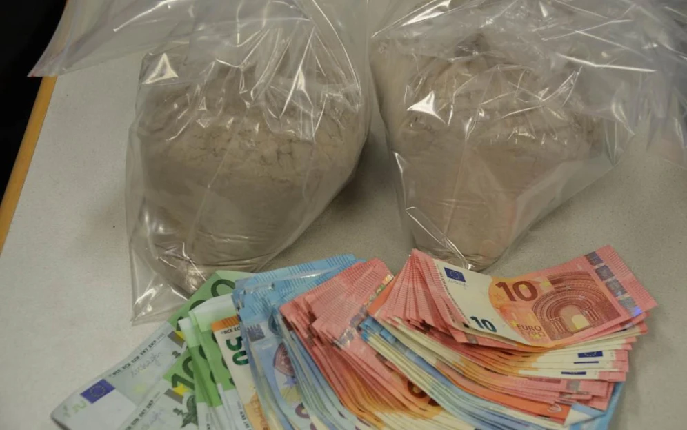 Der Verdächtige hatte über 2 Kilo Heroin und 2.100 Euro Bargeld bei sich. Er ist in Haft. 