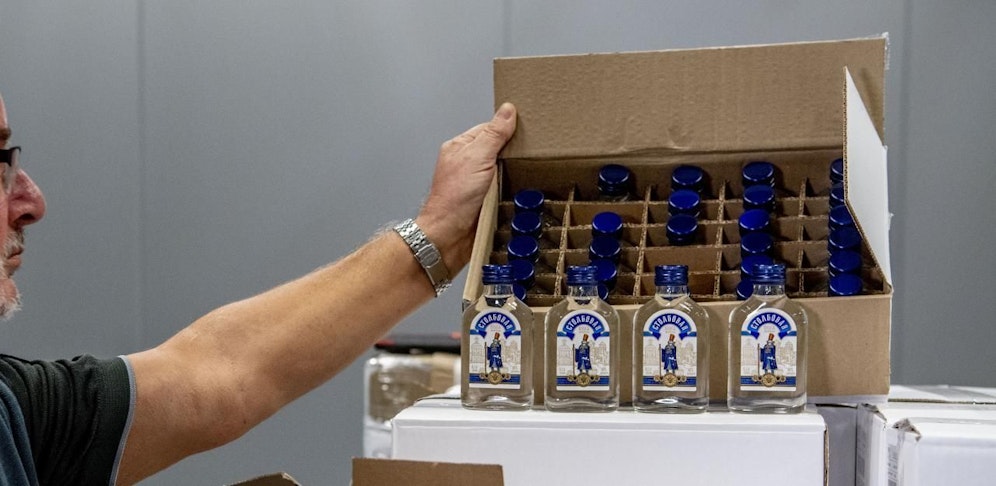 Symbolbild: Vom Zoll beschlagnahmte Wodka-Flasche
