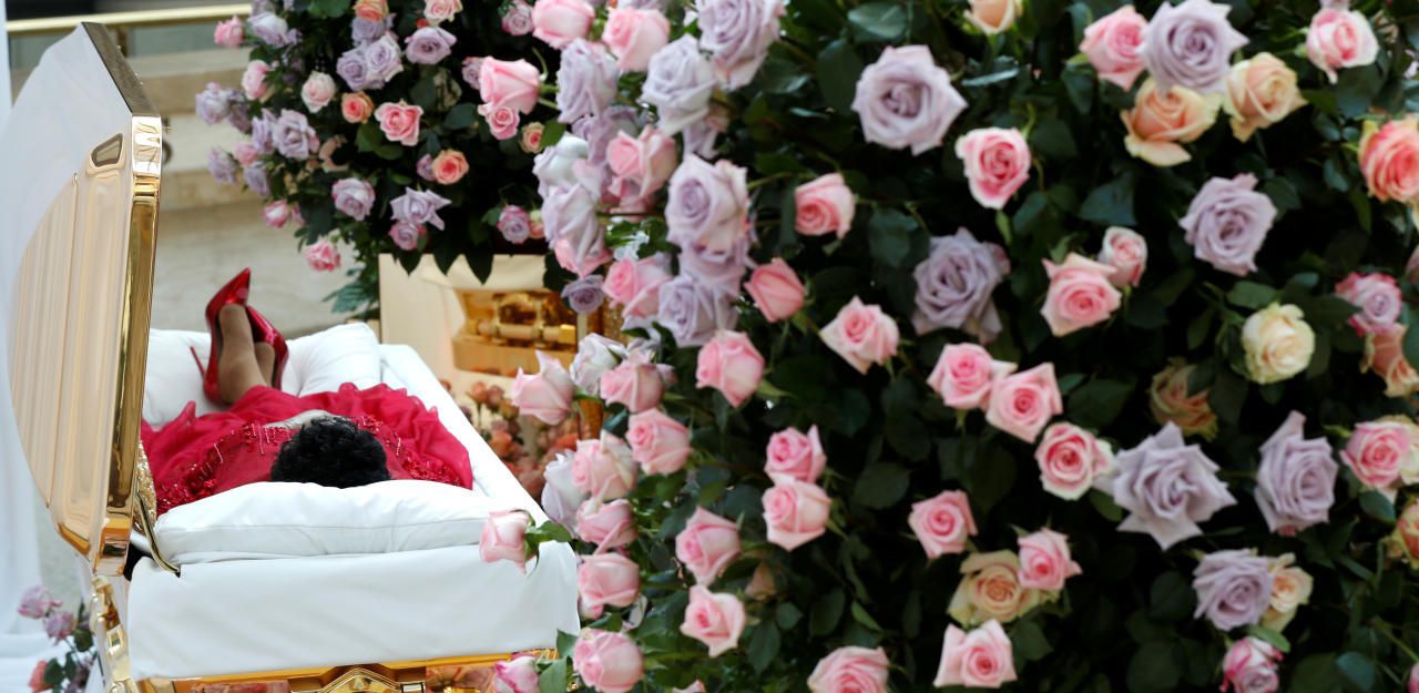 Heute.at - Fans warteten Stunden auf Aretha im goldenen Sarg