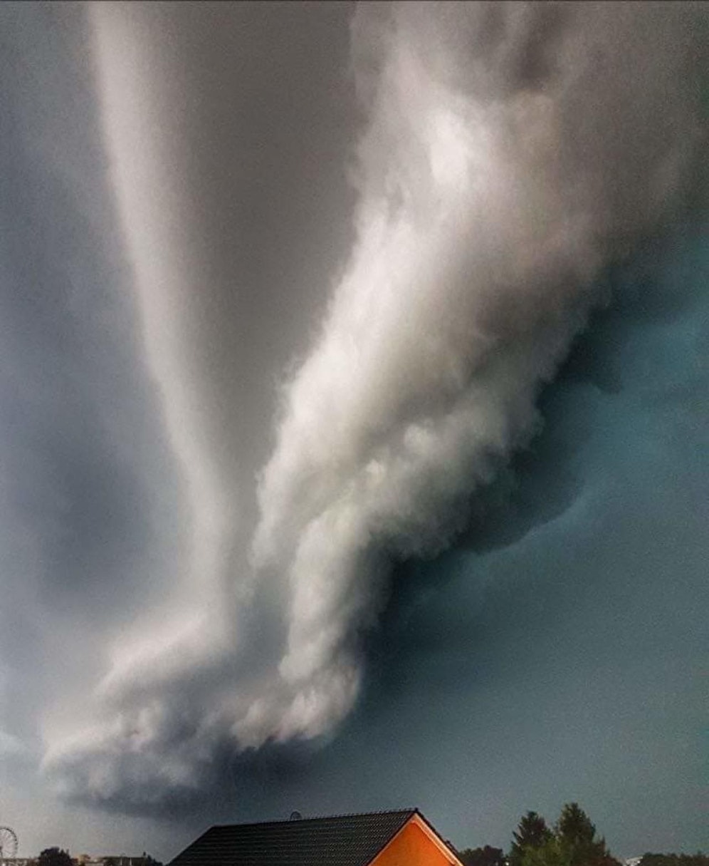 Die Böenwalze über Melk aus einer spektakulären Perspektive.