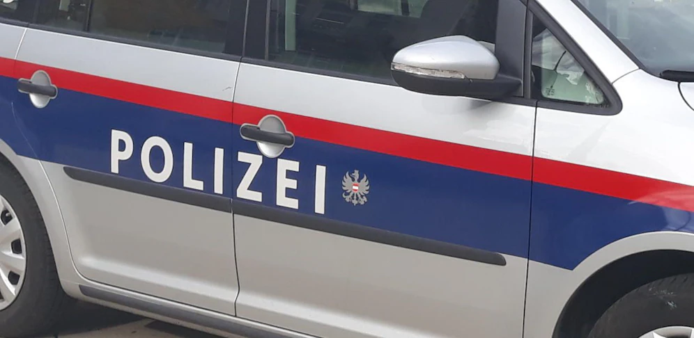 Polizei fuhr zum Tatort.