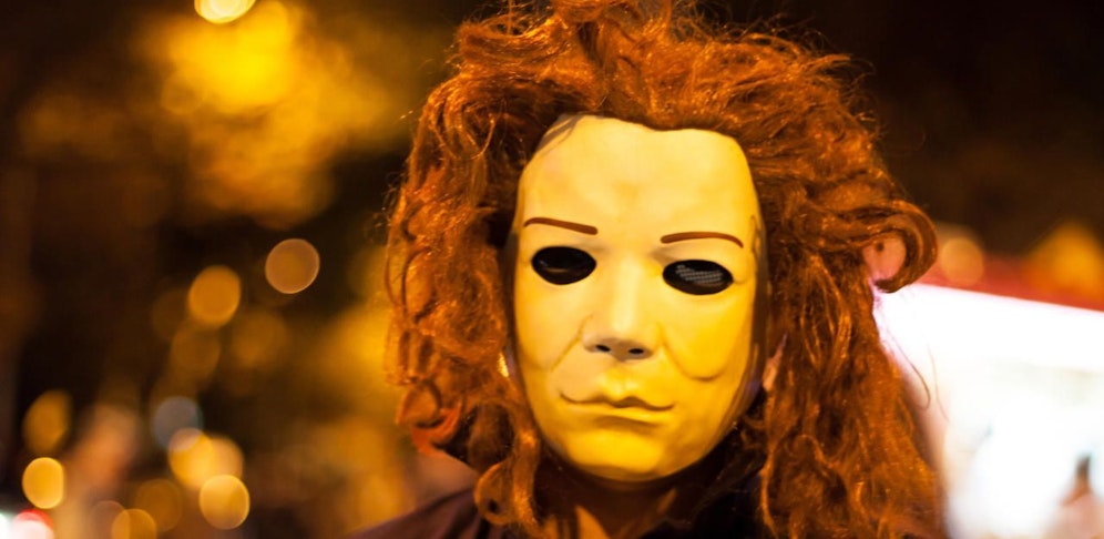 Verkleidet und mit einem Messer in der Hand überfiel ein Unbekannter einen Supermarkt in Wr. Neustadt.