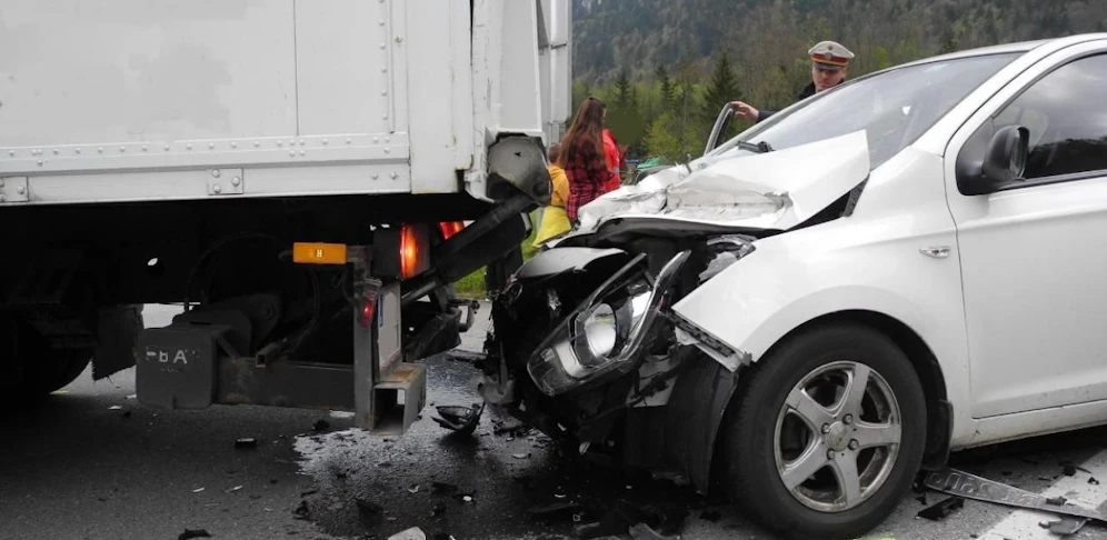 Die Frau wurde mit ihrem Wagen unter den Lkw geschoben.