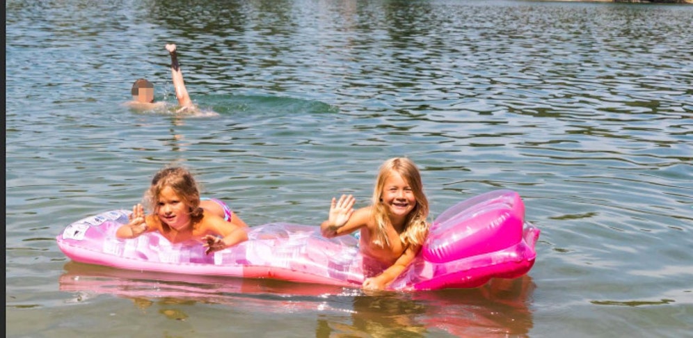 Elena (li.) und Valentina freuen sich, dass der Pleschinger See schon 30 Grad hat.