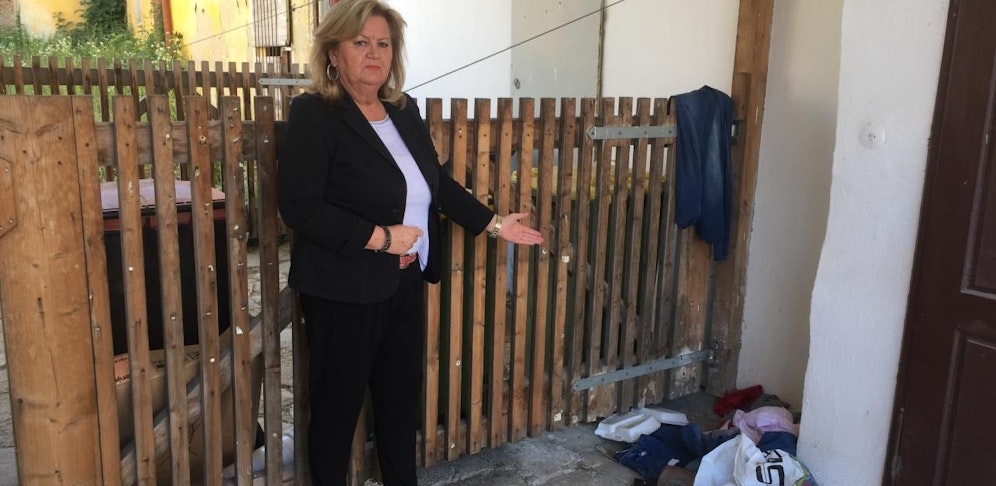 Die Chefin zeigt's: Draußen Müll, drinnen feinster Zwirn.