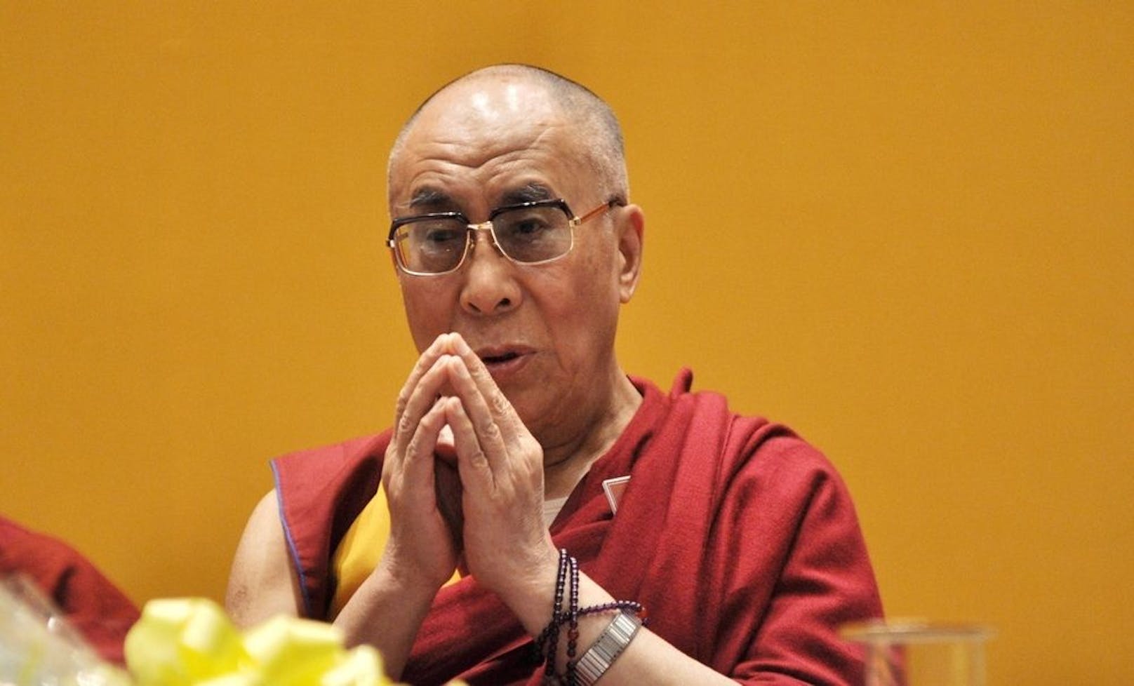 Das steckt wirklich hinter dem "Kuss" des Dalai Lamas