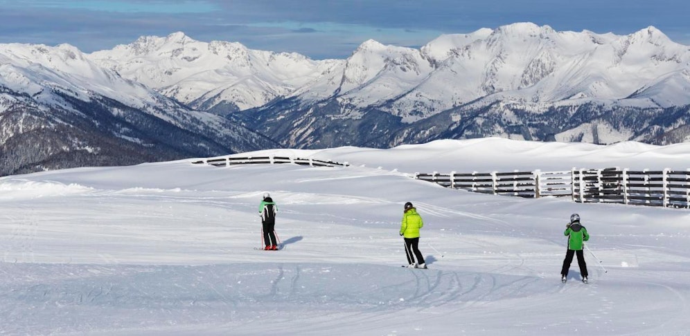 Skigebiet Katschberg in Kärnten. Im Hintergrund die Radstädter Tauern in Land Salzburg.