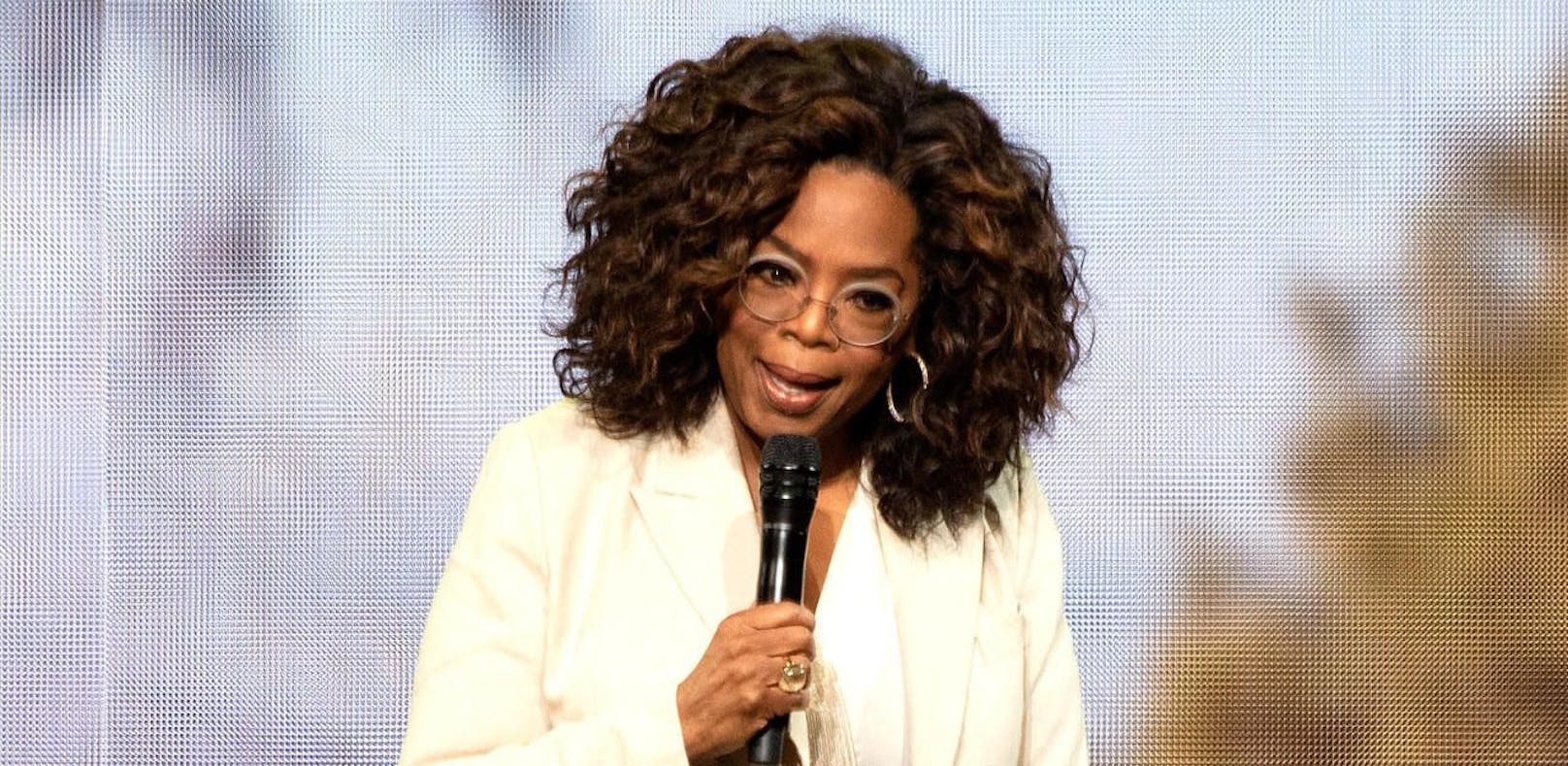 Autsch! Oprah Winfrey rutscht auf der Bühne aus