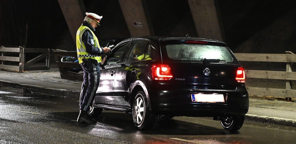 In der Nacht auf Samstag hielten Polizeibeamte einen Autolenker an, dessen Dokumente gefälscht waren. Er wurde mehrfach angezeigt. (Symbolfoto)