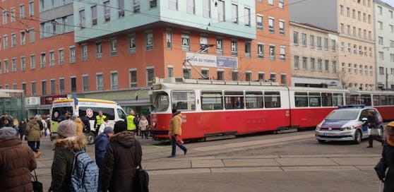 Unfall am Reumannplatz: Mann lief gegen Straßenbahn.
