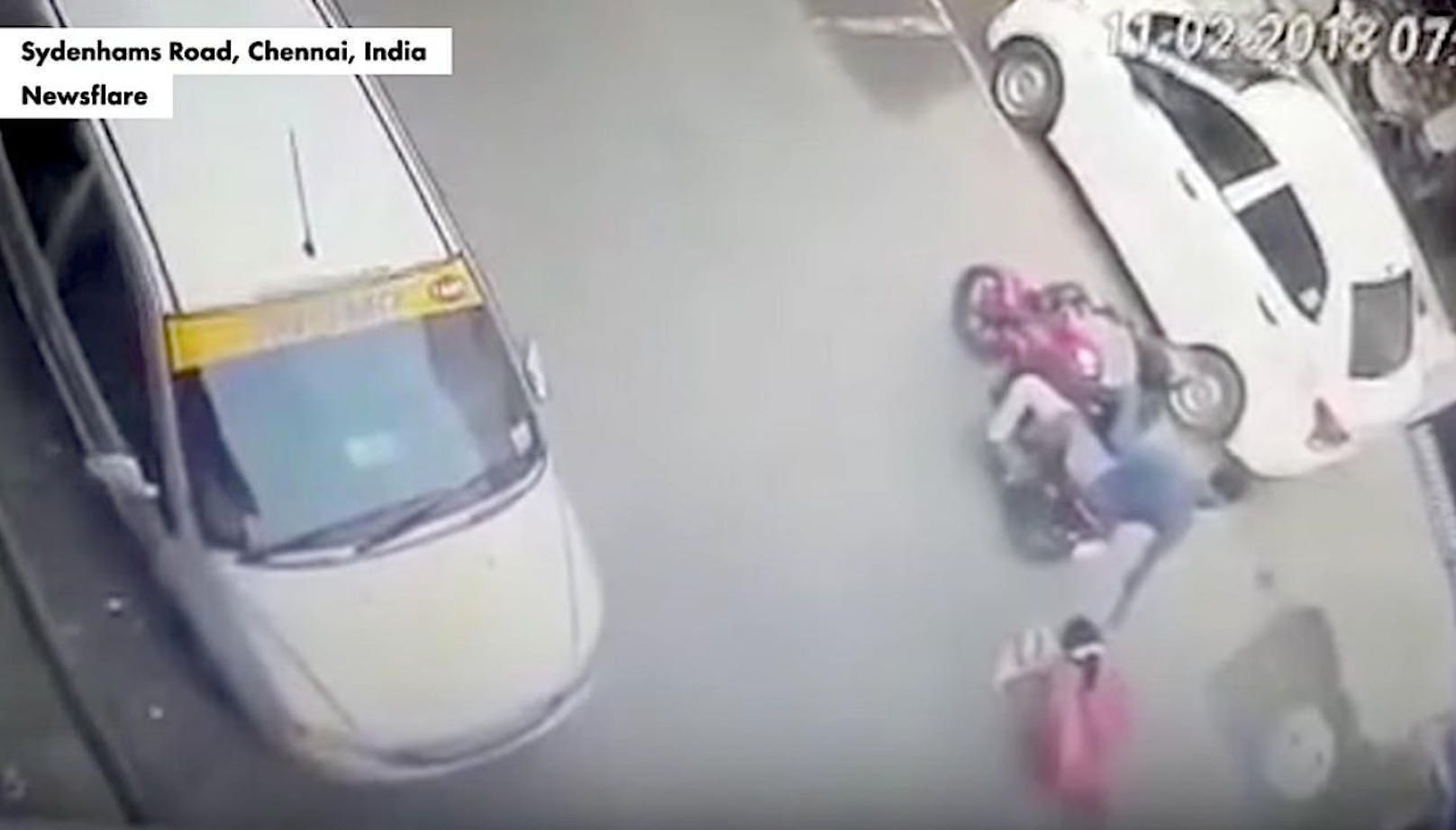 Unfassbar: Die indischen Räuber lassen die Halskette der Frau nicht los, schleifen ihr Opfer hinter dem Moped her. 
