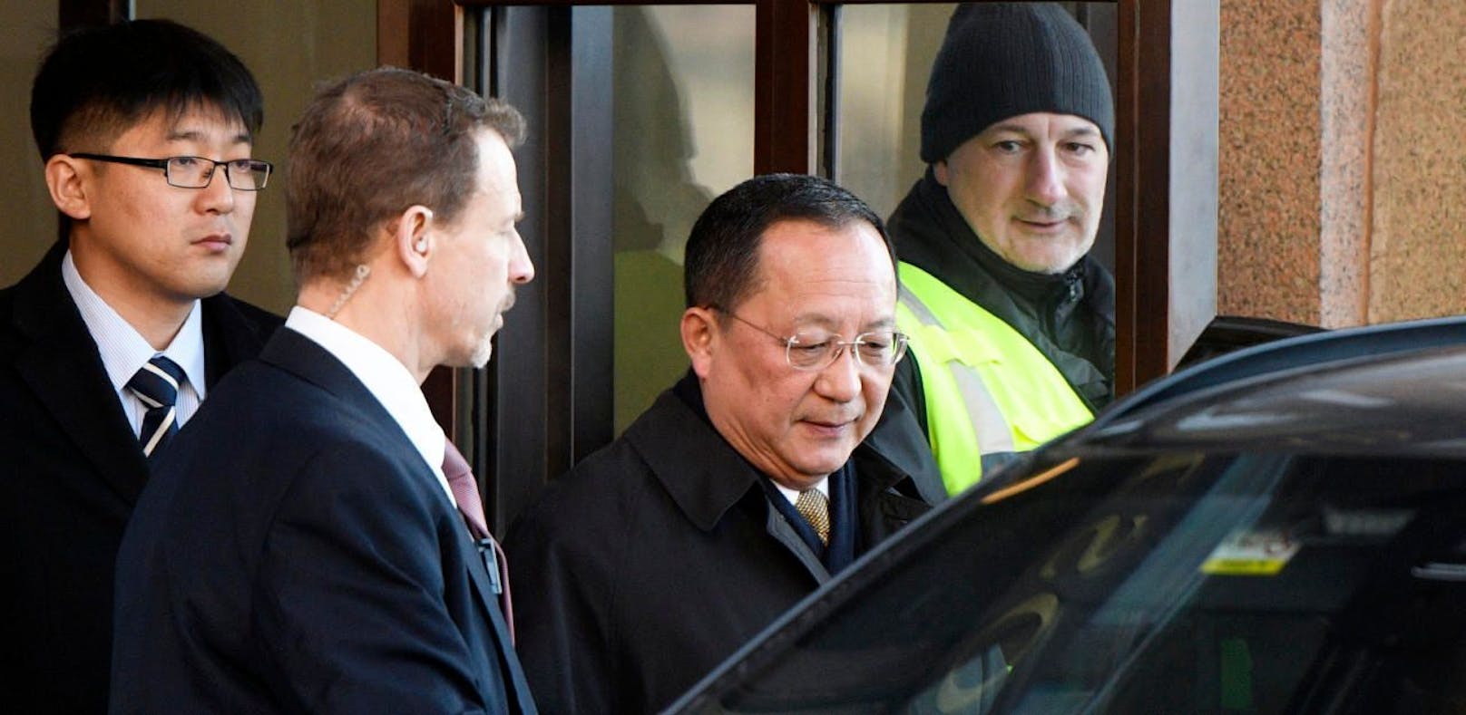 Nordkoreas Außenminister Ri Yong Ho (2.v.r.) verlässt das schwedische Regierungsgebäude in Stockholm.