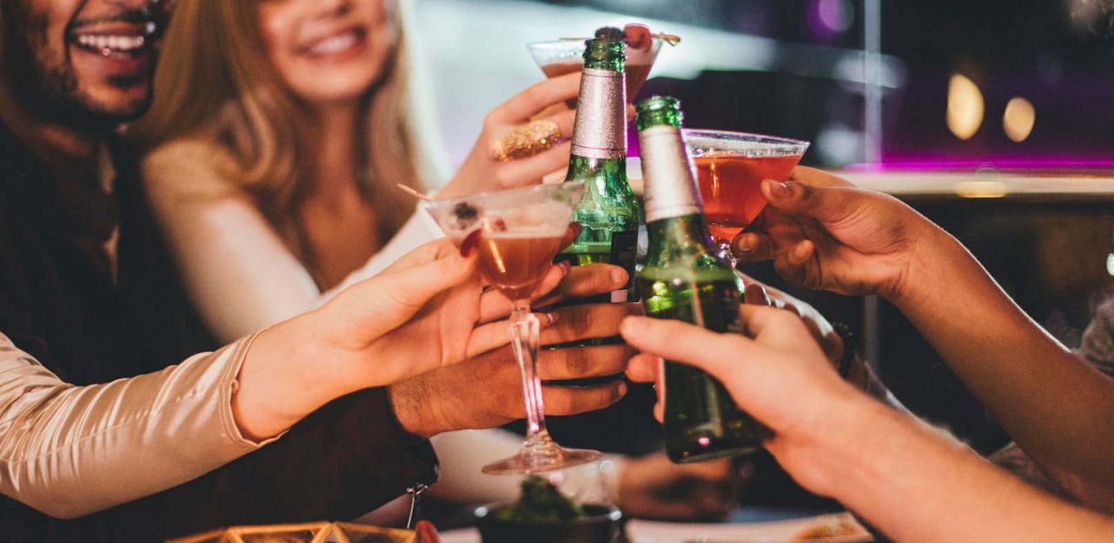 Eine Gruppe von Freunden feiert mit Alkohol. Symbolfoto
