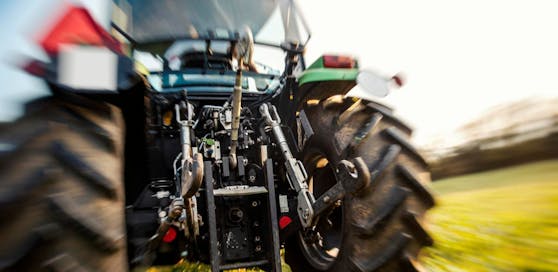Der 66-Jährige kam bei Mäharbeiten mit seinem Traktor ins Rutschen