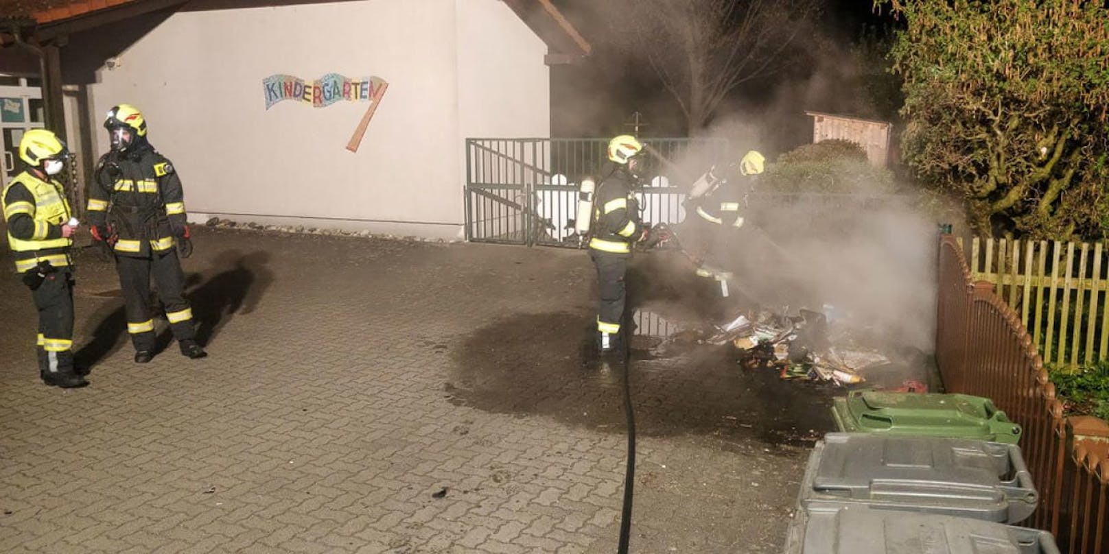 Eine Mülltonne ging in Feldkirchen an der Donau vor einem Kindergarten in Flammen auf. Die Brandstifterin ist laut Polizei erst 15 Jahre alt.
