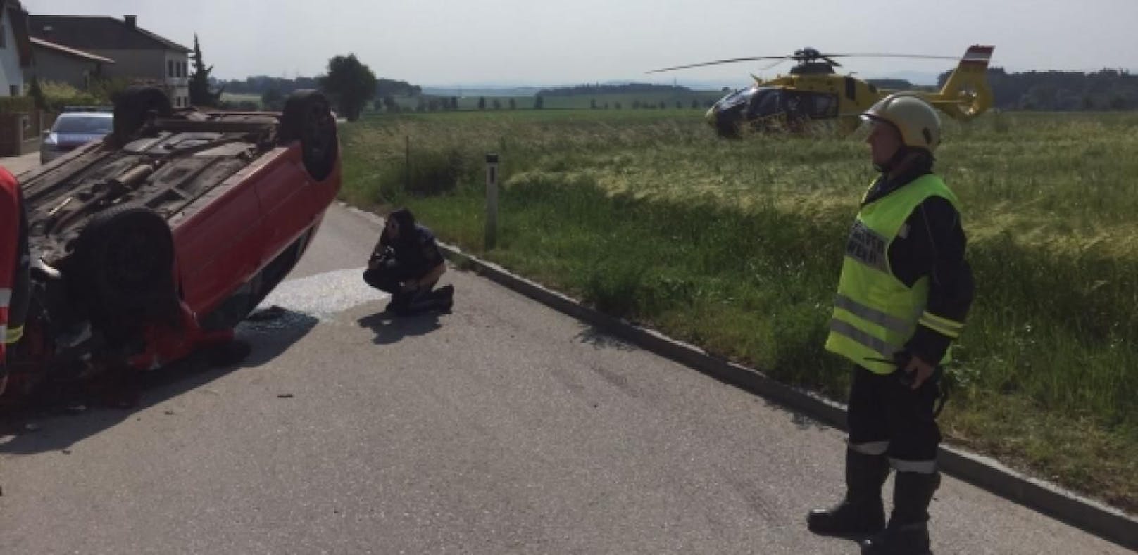 Pkw-Salto: Lenkerin musste schwer verletzt weggeflogen werden. 