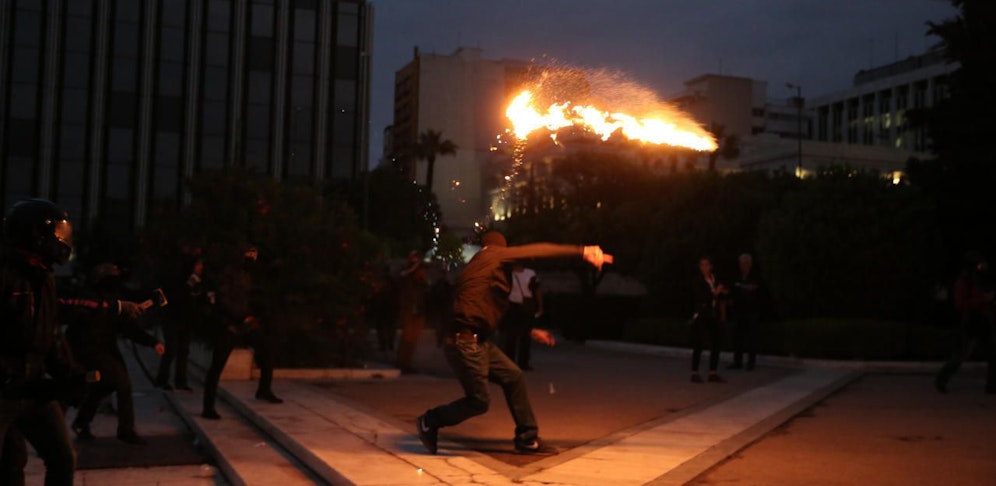 Demonstranten bewarfen die Polizei mit Molotov-Cocktails.