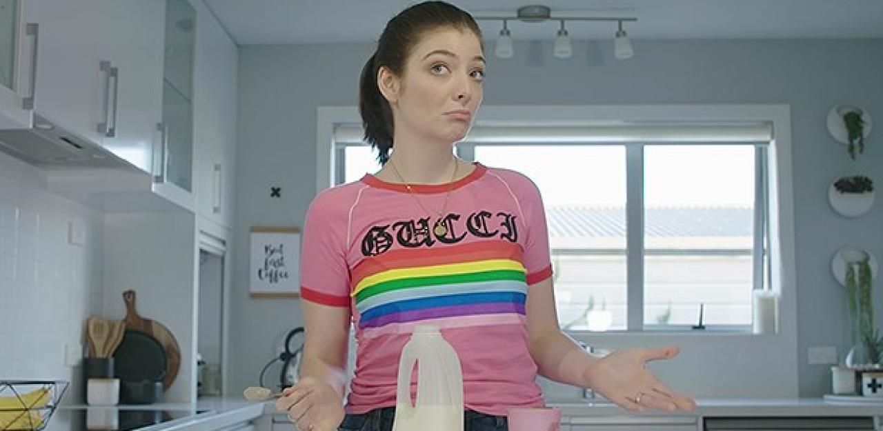 Heute.at - Hier versucht sich Lorde als Babysitterin