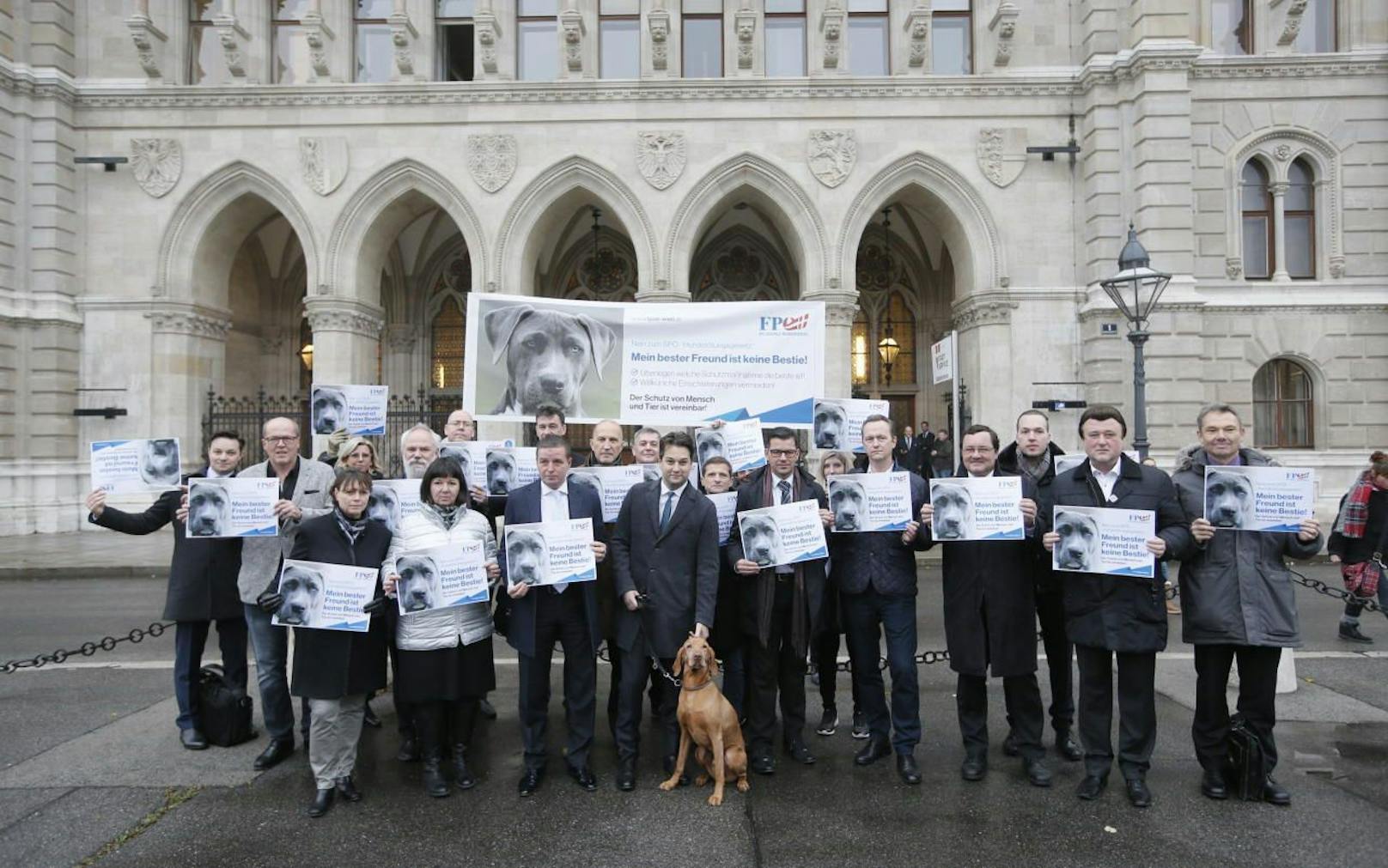 Wiens Vizebürgermeister Dominik Nepp (FPÖ) protestiert mit Hund Enzo und dem freiheitlichen Rathausklub gegen die Novelle zum Wiener Tierhaltegesetz.