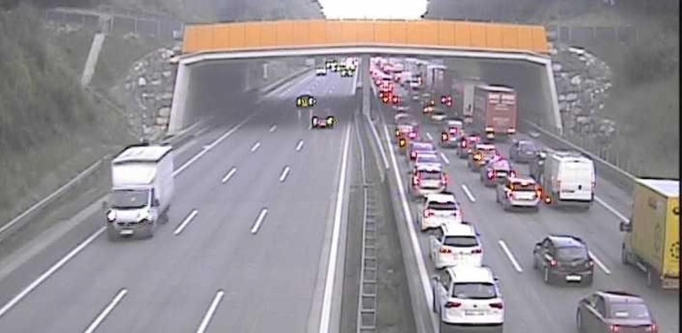 Zwischen den Anschlussstellen Ybbs und Pöchlarn staut es auf der Westautobahn nach einem Unfall.