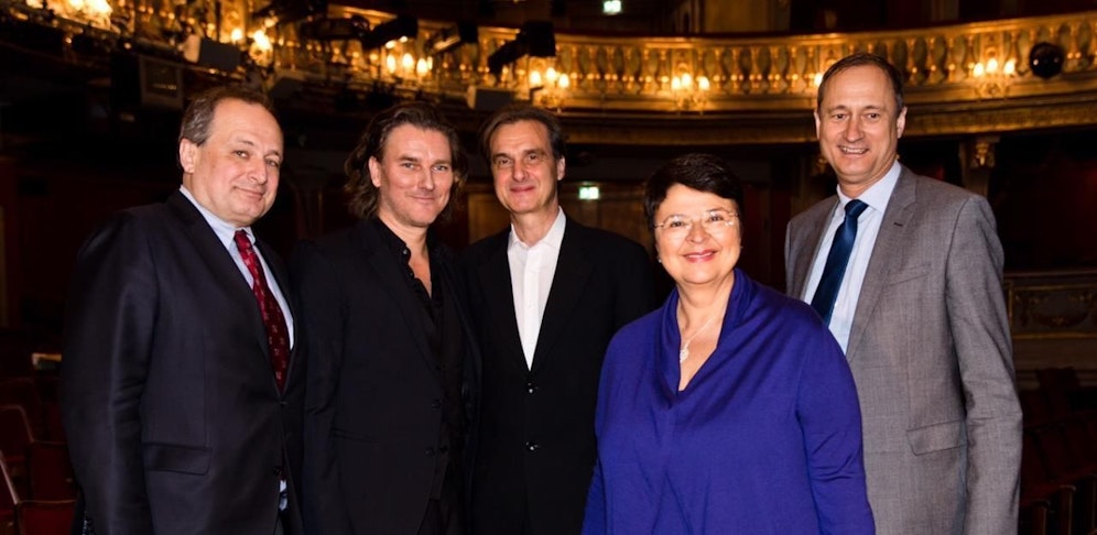v.li.: Franz Patay, Geschäftsführer der Vereinigten Bühnen Wiens, Stefan Herheim, designierter Intendant am Theater an der Wien, Intendant Roland Geyer, Wirtschaftsstadträtin Renate Brauner (SPÖ) und Kulturstadtradt Andreas Mailath-Pokorny (SPÖ) bei der Präsentation des designierten Intendanten Stefan Herheim im Theater an der Wien.