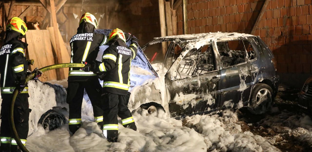 Heute.at - 7 Feuerwehren löschten brennendes Auto vor Haus