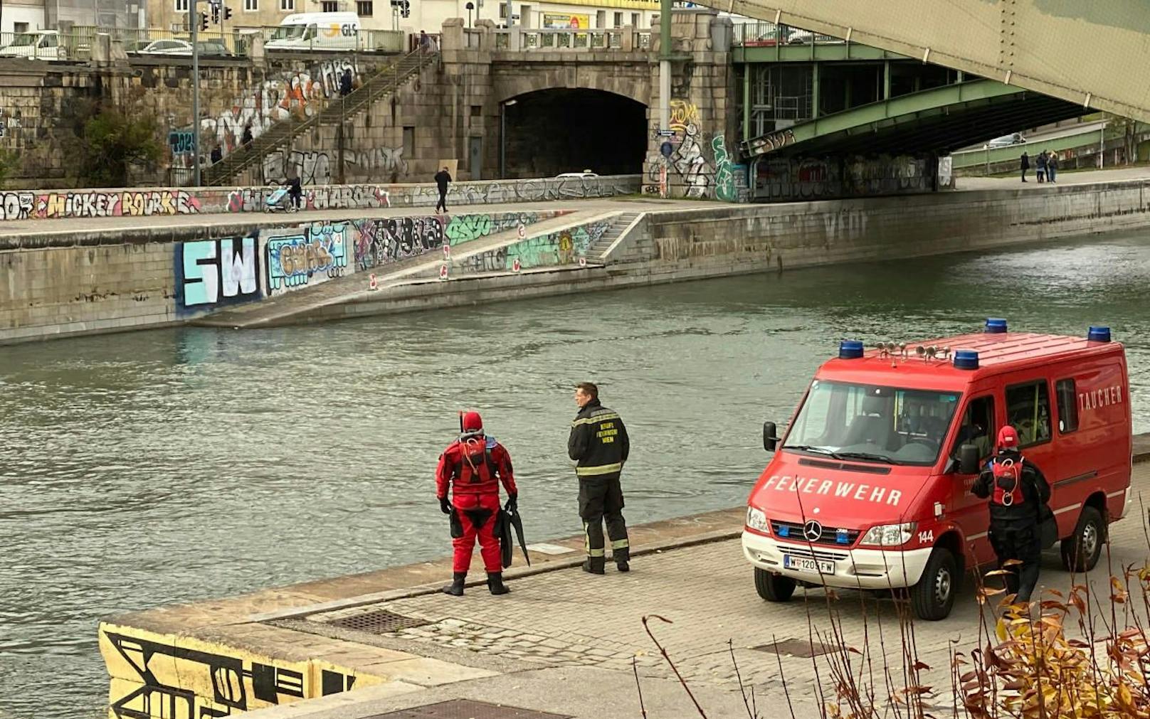 Feuerwehrtaucher im Einsatz im Wiener Donaukanal. (Archivbild)