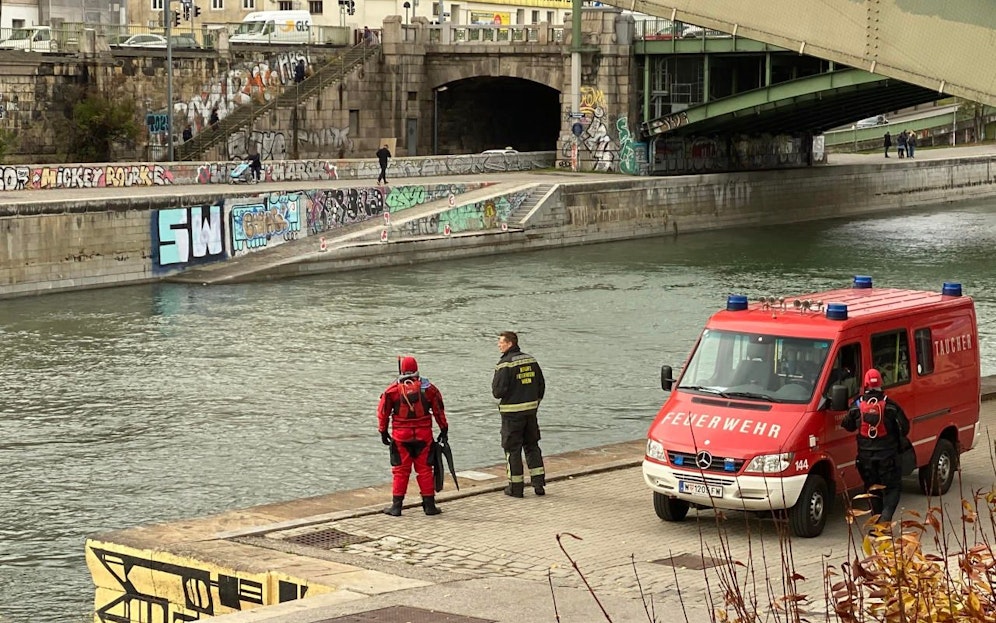 Feuerwehrtaucher im Einsatz im Wiener Donaukanal. (Archivbild)