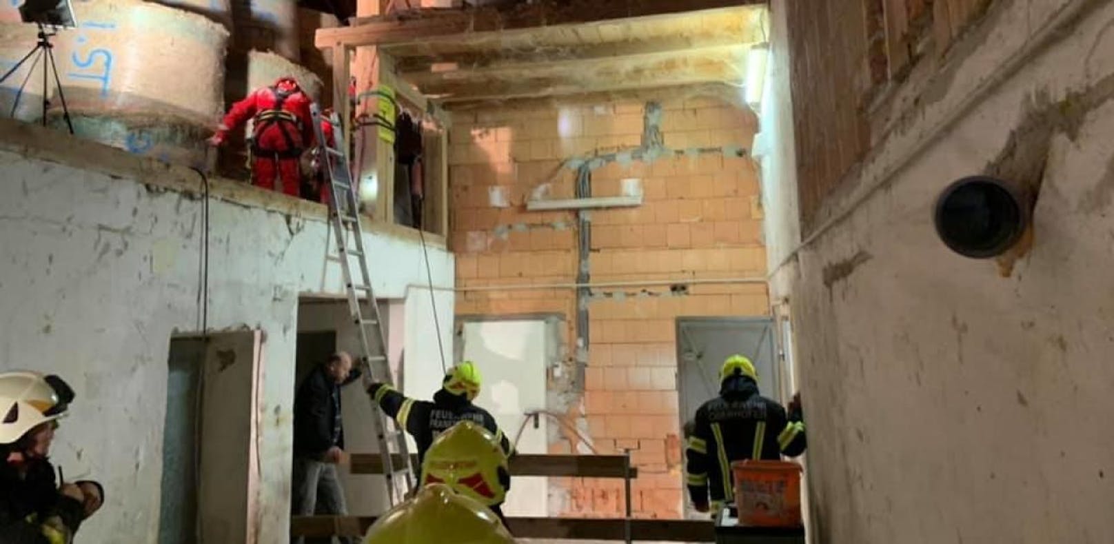 Arbeiter (39) fünf Meter tief in Schacht gestürzt