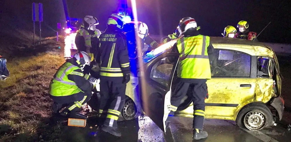 Florianis bargen den Unfallwagen.