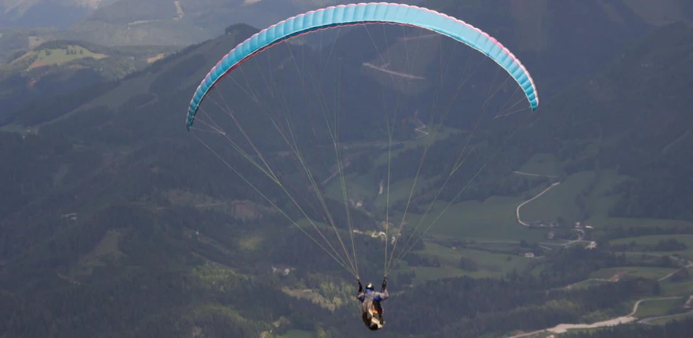 Der Paragleiter wurde von einer Windböe getroffen und kam zum Absturz (Symbolbild)