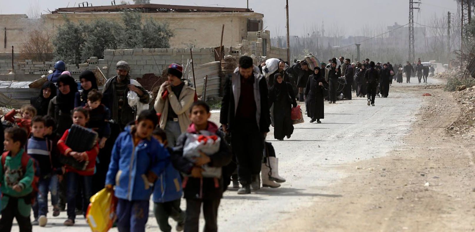 Afrin ist fast komplett eingekreist, Tausende Menschen fliehen aus der Stadt.