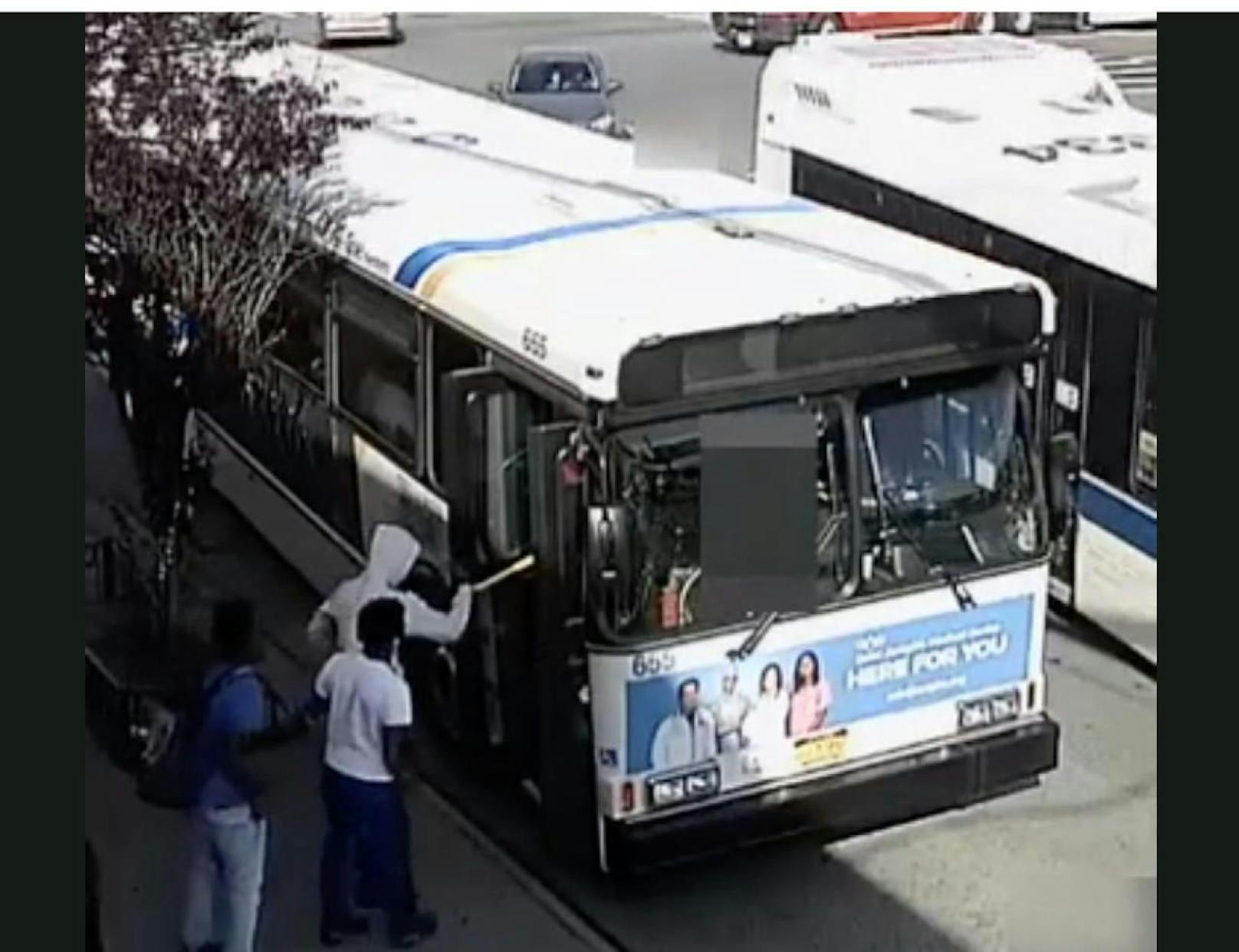 Entlarvt: Das Video einer Überwachungskamera zeigt, wie die Burschen auf den Busfahrer einprügeln. 