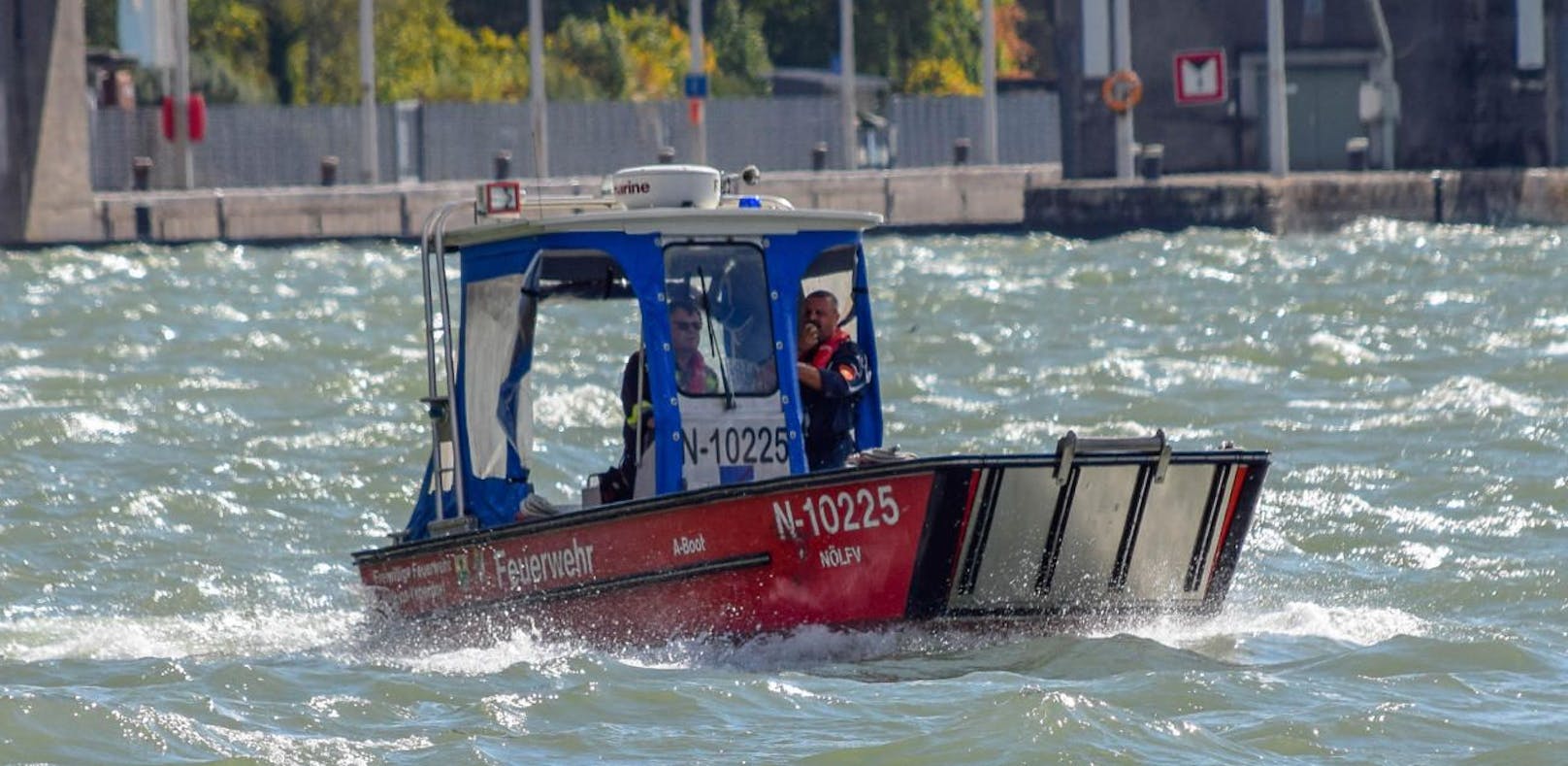 Urlauber kentern mit Ruderboot auf Donau