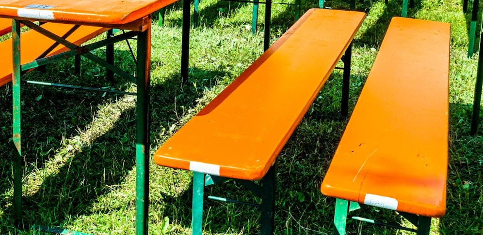 Mann warf Heurigenbank auf geparkte Autos.