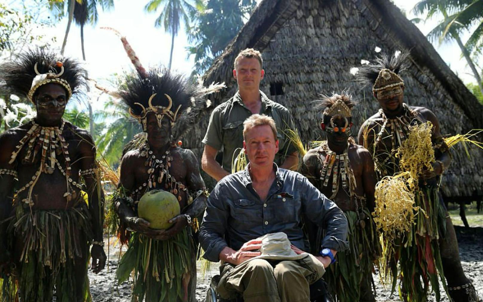 TV- und BBC-Star Benedict Allen (57, stehend) wird in Papua-Neuguinea vermisst. Seine Familie befürchtet das Schlimmste. 