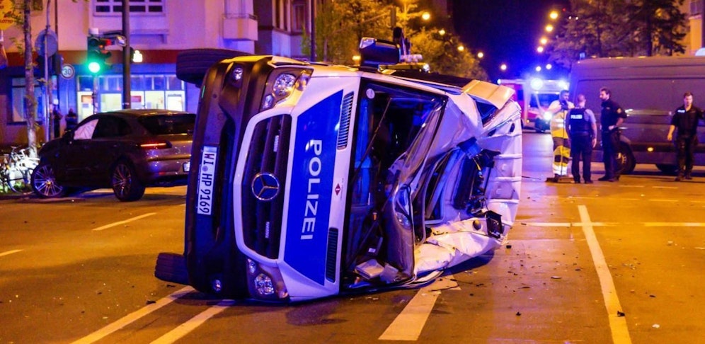 Die Lenkerin hat das Einsatzfahrzeug offenbar übersehen.