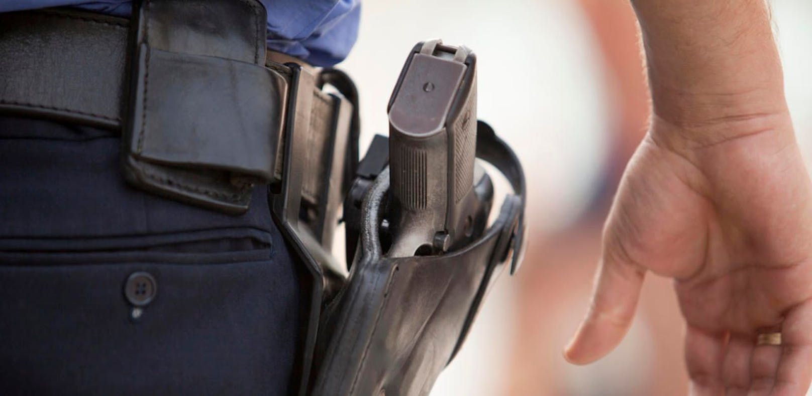 Ein mittlerweile 18-Jähriger hat aus Polizeidienststellen in OÖ zwei Waffen gestohlen. Heute musste er sich vor Gericht deswegen verantworten.