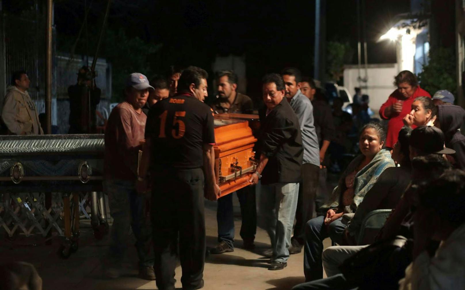 Unfassbare Tragödie: Elf Familienangehörige wurden in Atzala (Mexiko) erschlagen, als das Dach der Kirche einstürzte. Auch das Taufkind (2 Monate) starb. Die Särge der Opfer werden aus der Kirche getragen. 