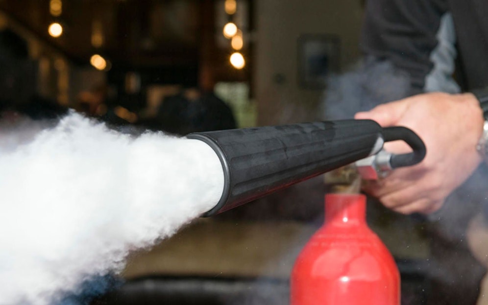 Das Geburtstagskind zog sich durch das Löschpulver Verletzungen an beiden Augen zu.