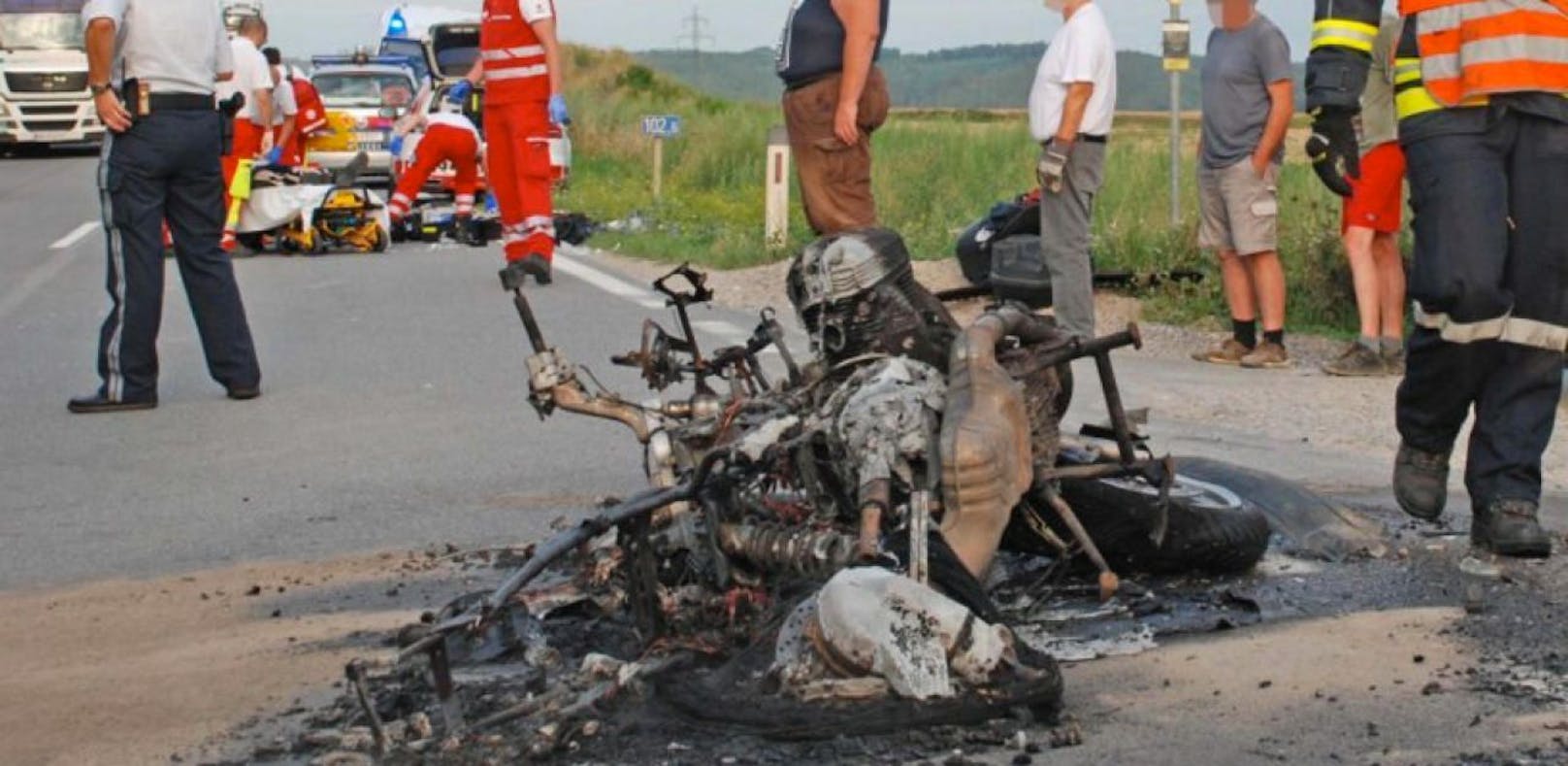 Schwerer Crash: Motorrad brannte völlig aus.