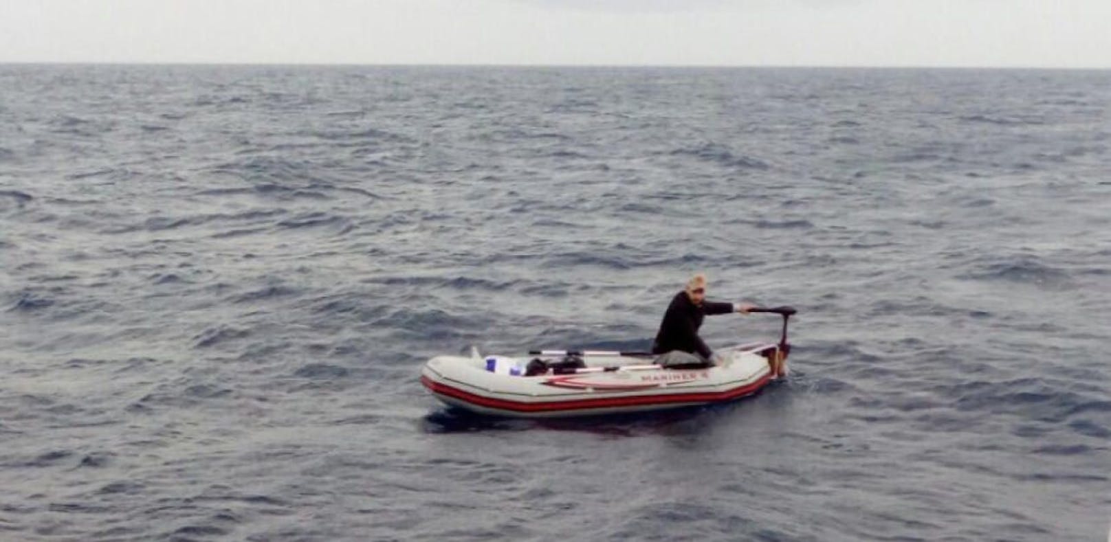 Syrer flüchtet allein in Schlauchboot