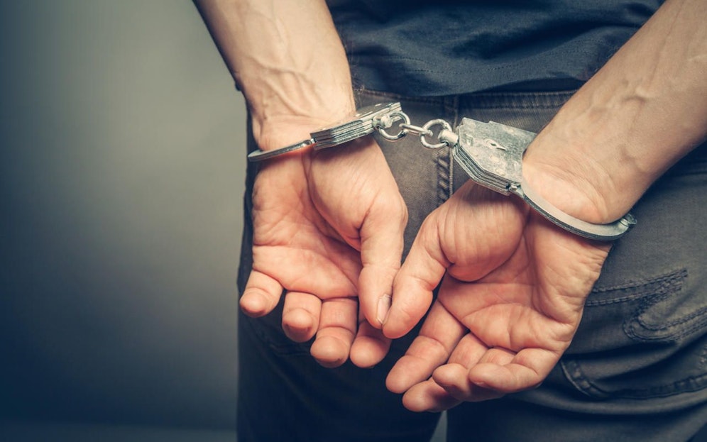 Der Verdächtige wurde abgeführt und eingesperrt.