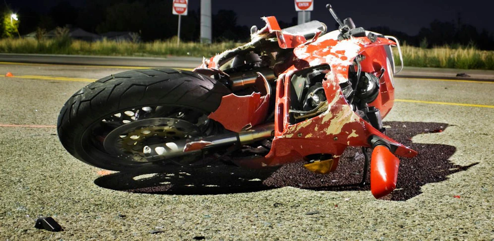 Der Motorradfahrer fuhr bei Grün in die Kreuzung ein. Zeitgleich lief ein 55-jähriger Mann bei Rot über den Zebrastreifen (Symbolbild).